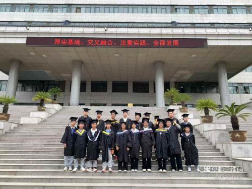 西大学士服体验